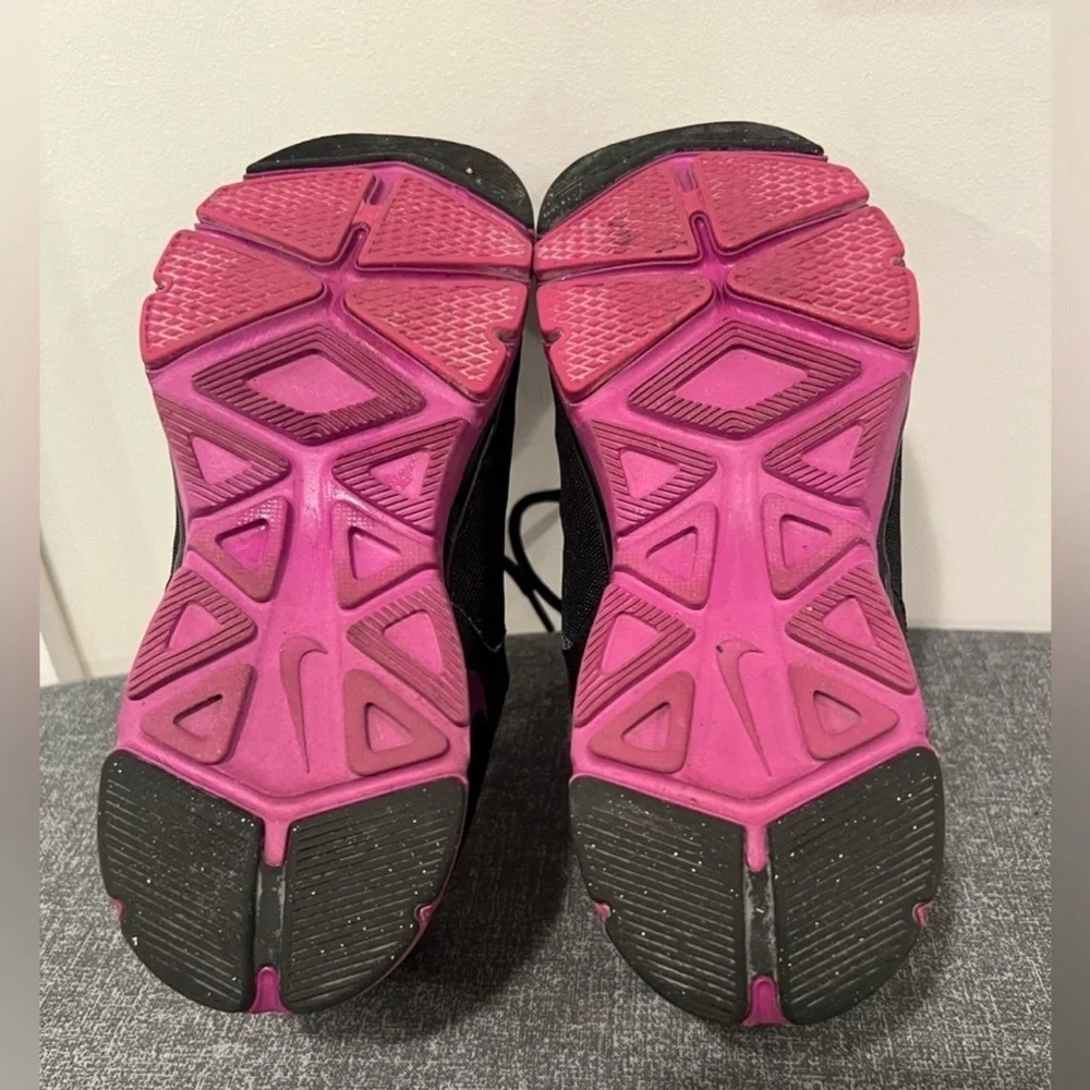 Nike flex trainer 2 - women Black Sneakers with Magenta Highlights/size 6